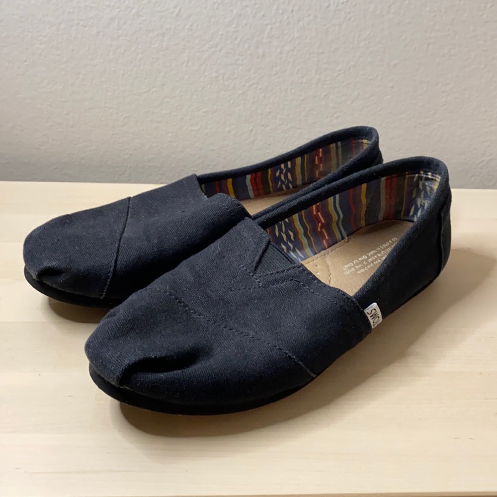 Size 8 women’s Toms